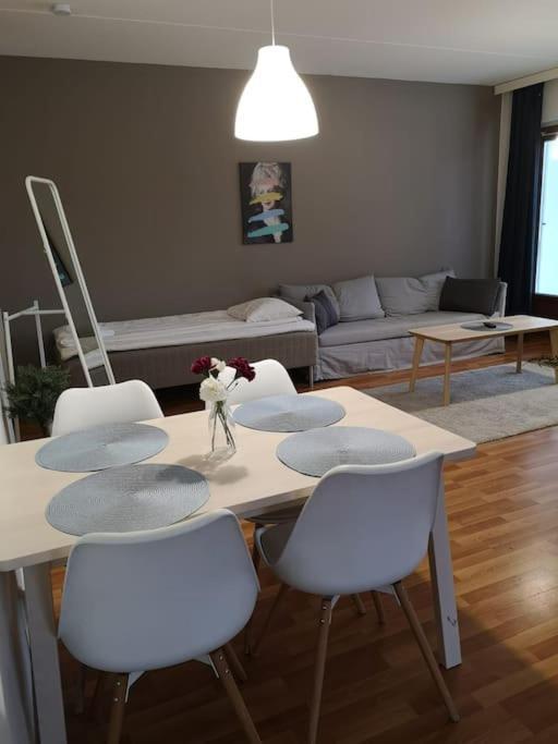 Kotimaailma - Kotoisa Saunallinen Kolmio Tikkurilan Palveluiden Aeaerellae Vantaa Exterior photo
